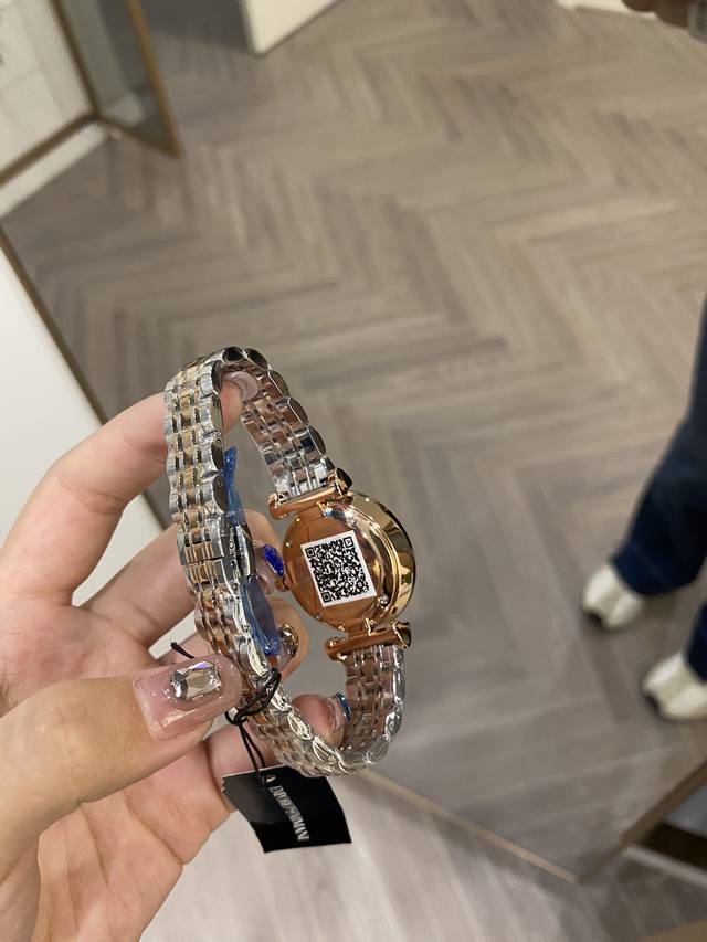 High quality Armani Starry Sky women's watch, I think girls all like this bling bling watch. Men's tickets, husbands should buy one for their girlfriends! Long out of stock. Pictures cannot capture the beauty of real objects, but real objects are rea