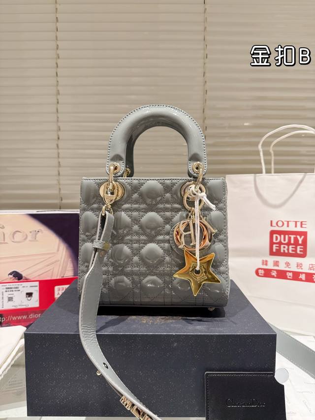 Original mirror with folding gift box airplane box size: 20cm high-end version Upgrading the shipment of Dior Concubine patent leather adds even more points