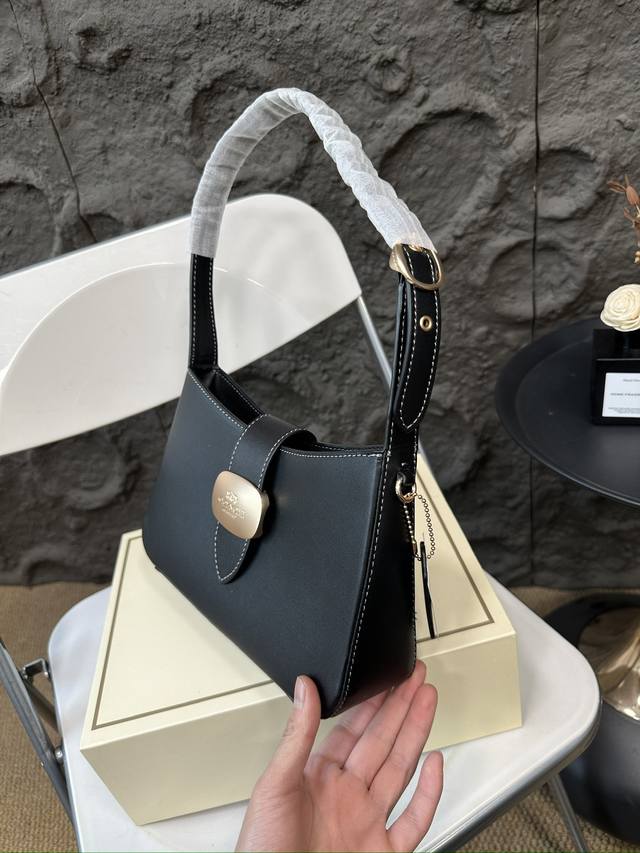 Paired with a folding box, Coach under the armpit amplifies the trick! The new Eliza series is really amazing! The minimalist design is truly eye-catching! The color is simple yet elegant, full of fashion sense, easy to match to create a sense of fas