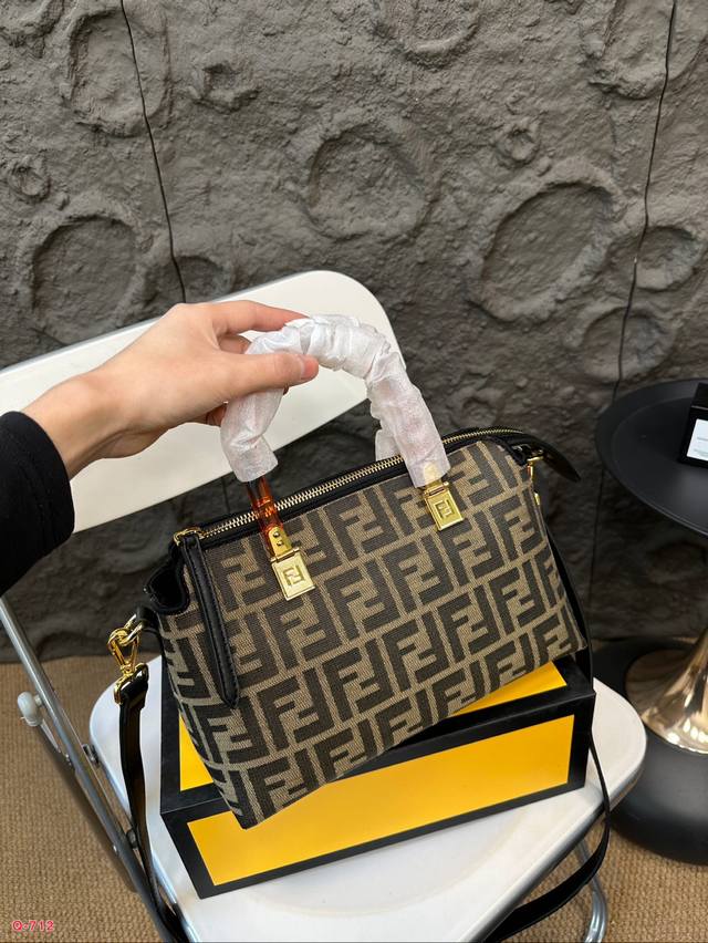 Comes with a folding box and Fendi pillow bag. By The Way, it has a large capacity and is cute and can be carried by hand or slung over the body. It can be sweet or salty! Size 27.18Cm: