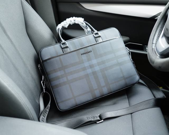 Burberry official website synchronizes high version handbag and crossbody backpack with timeless iconic products made of pure original single calf leather top hardware, non market ordinary version. This year's favorite styles of Burberry are all phot