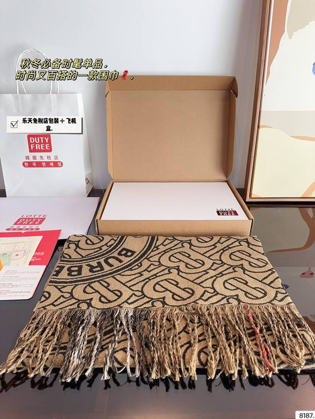 Comes with a gift box Burberry. The softest color scheme for scarves is a cashmere scarf with a great atmosphere. Don't you want to order such a beautiful scarf now?
