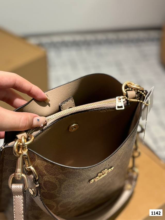 Coach Coach bucket bag is here! Fashionable, lightweight, versatile shoulder bag. Crossbody bag collection beauties! Squat it! Squat it! Squat it! Bucket bag | Bag sharing | Showcasing new bags | Coach Coach Coach hangs up size: 19 22.5: