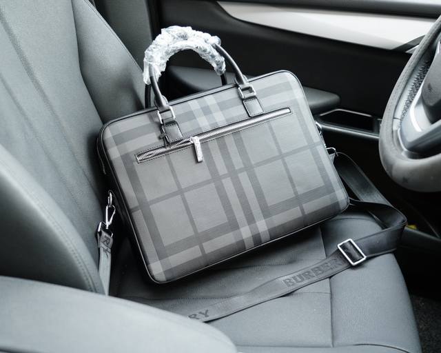 Burberry official website synchronizes high version handbag and crossbody backpack with timeless iconic products made of pure original single calf leather top hardware, non market ordinary version. This year's favorite styles of Burberry are all phot