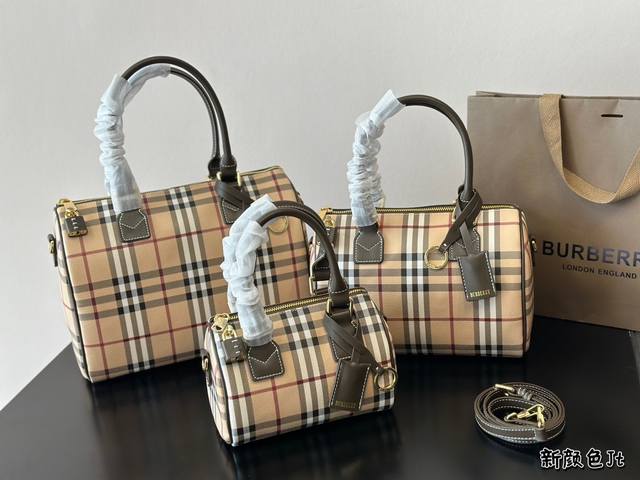 Burberry pillow bag can be carried by hand or slung over, with dimensions of 30cm, 25cm, and 18cm. There are no age restrictions