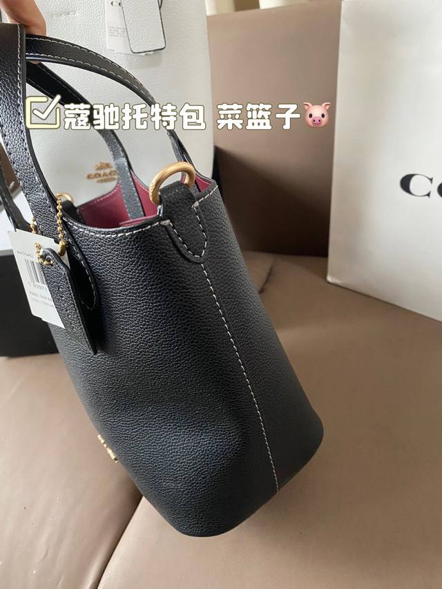 Equipped with a folding box, the unique design of the Coach Tote bag basket is fashionable and classic, super versatile for daily commuting. It can be worn on both sides and has a stylish size of 16 * 19