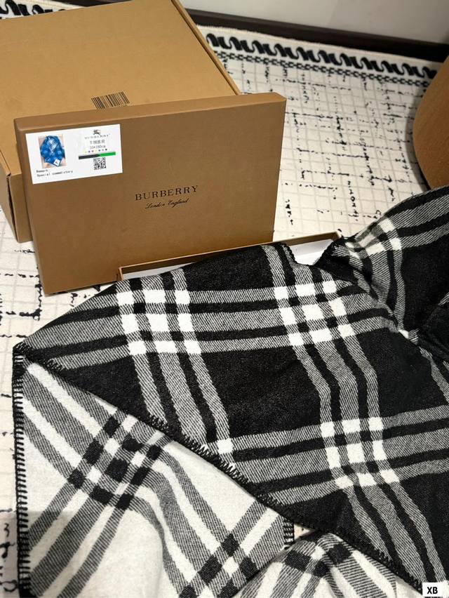 Gift box packaging Burberry scarf Hi! The cold winter has arrived, it's time to add a bright color to your outfit! This scarf is simply magical, not only can it keep you warm, but it can also immediately make you the center of fashion! Match with jac