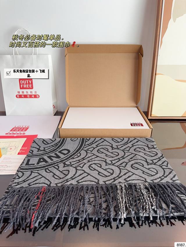 Comes with a gift box Burberry. The softest color scheme for scarves is a cashmere scarf with a great atmosphere. Don't you want to order such a beautiful scarf now?