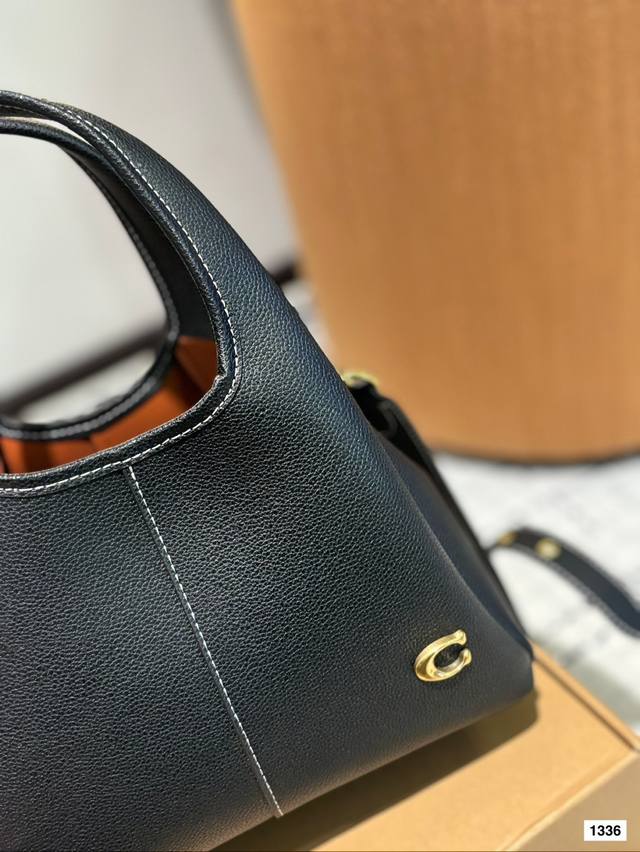 Paired with a box, the Coach Bucket Bag is simple yet not simple. This bag is versatile in meeting daily office capacity needs and offers versatile clothing options such as Clean Fit, neutral style, and mixed sports style