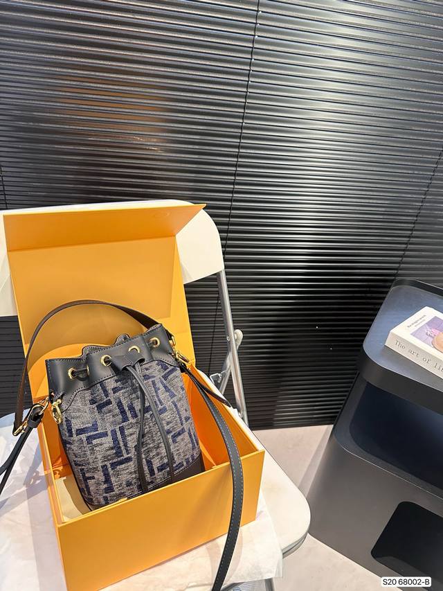 Fendi's popular vintage bucket bag with foldable box is probably the most commonly carried bag by trendsetters. Fendi's single shoulder and diagonal cross are not a problem, giving it a lazy and lazy street style. Qi Wei,: