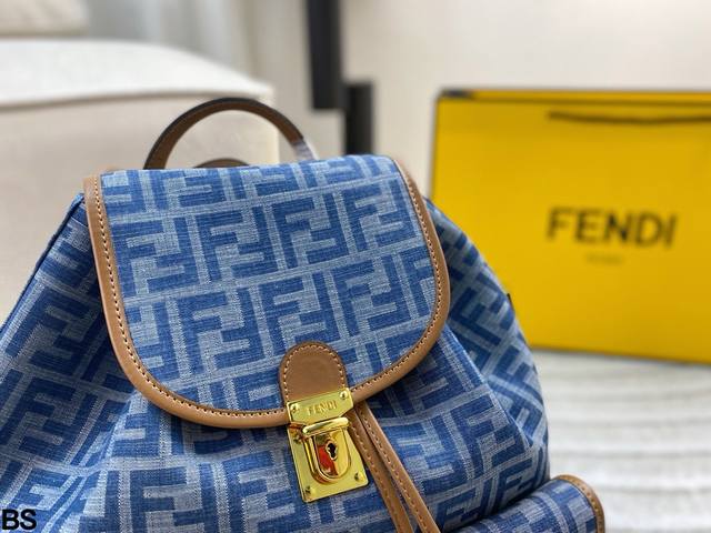 The new boxless Fendi backpack is loved at a glance. It is highly practical and can free your hands when going out. It has a retro and cute concave shape, and is a stylish and essential item! Size: 31.5 * 36:
