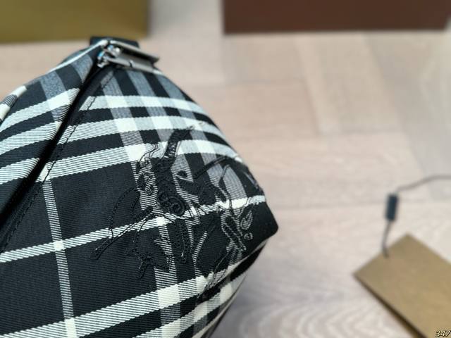 The classic logo of the Burberry waist bag and chest bag is highly recognizable, making it a versatile and fashionable item for the upper body. Size 32 16