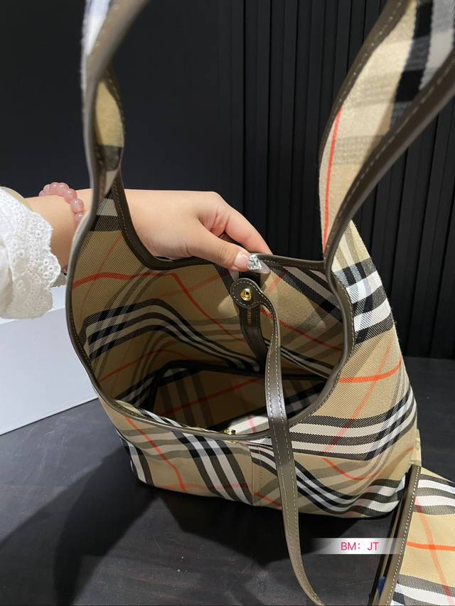Paired with a folding box, the new Hobo from Burberry looks so great! It's completely covered in grass and the overall body is very light and stylish. There is also a sub bag that can be disassembled. The size is just right and super suitable for dai