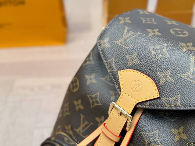The folding box Lv new backpack is versatile to the point of having no friends, it's cool, stylish, and highly recognizable. It's also handsome and fashionable for commuting! Size 26 26: