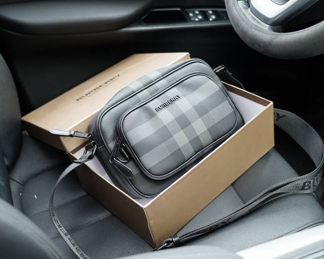 Burberry official website synchronizes high version crossbody single shoulder backpack with eternal and timeless iconic products. Pure original single cowhide top-notch hardware production, non market ordinary version. This year's favorite styles of