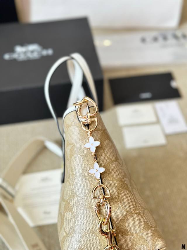 Coach with accessories! Such a cute City tote bag! Coach's new September product is the Little Tote Bag! City Series Mini Number!! Good boy, good boy. Size 20 20cm: