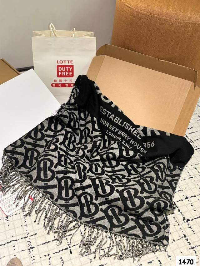 Comes with a gift box The most gentle color scheme of Burberry scarf is a cashmere scarf with a great atmosphere. Don't you want to order such a beautiful scarf now?