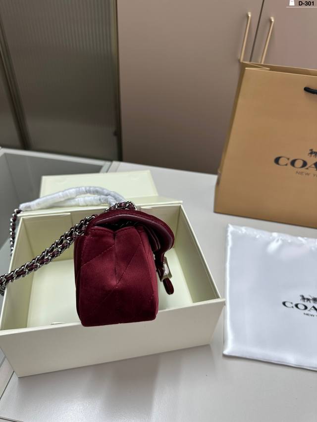 Can you resist the new Quilted Tabby chain version Tabby from Coach Wine God?? Velvet fabric full of small details D-301 size 20.7.10 folding box: