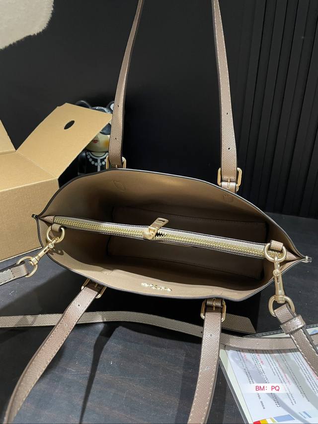 New Coach Mollie25 tote bag for Valentine's Day in January 24, with box matching. The latest shopping bag from Coach Coach OEM factory is shipped with top-quality shiny hardware logo and practical style. Multi purpose lining. lo: