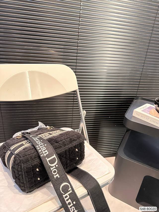 Dior's top of the line original lambhair Diana bag, Dior's new Lady D Lite series, exquisite craftsmanship, perfect color matching, overall fashion and retro, high-end and romantic. The handle and street junction are decorated with light: