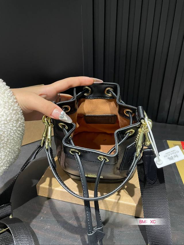 Recommended new box accessories: Coach Coach counter's new dempsey series mini bucket bag! Synchronized updates for counters! Can be carried by hand or shoulder and back~Super great effect on the upper body! Original vintage fabric paired with cowhid