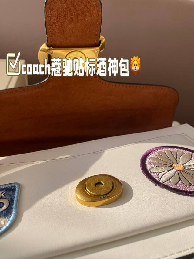 The color combination of Coach Coach Label Wine God Bag this time is simply a fairy color scheme! High in appearance and versatile, suitable for both handheld and crossbody use, this is the Coach Wine God! Cute and able to pretend! Handheld crossbody