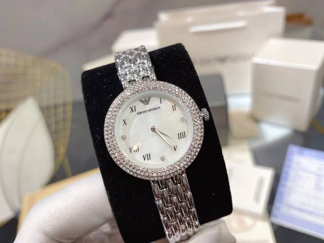 Armani's fashionable new casual women's watch, the same as Tong Liya's, showcases the beauty of the wrist, shining brightly, with colorful and elegant posture, dazzling dial retro Roman scale, rhinestones embellishing the bezel, dynamic and luxurious
