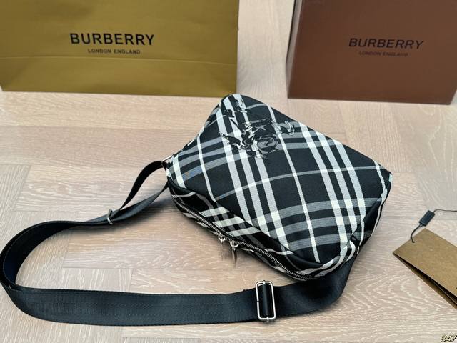 Box matching Burberry camera bag is a style that can be carried by both men and women. If you are tired of carrying it, you can give it to your boyfriend. Size 25 17