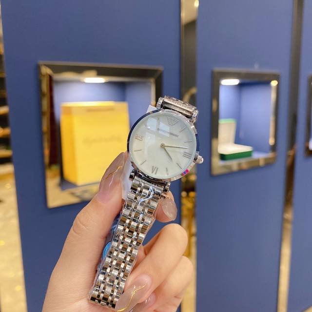 Original Armani 316L stainless steel watch mirror: reinforced mineral glass strap: 316L diameter size: 32mm * pearl mother of pearl perfectly blends and shines on the wrist, creating an elegant image for women. Pure, simple, elegant temperament for w