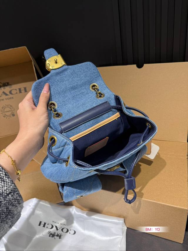 The Coach Coach Shoulder Tabby Backpack with Airplane Box is a versatile and versatile backpack that reshapes the coach design of the 1970s in a modern way. Its multifunctional style can be used as a backpack