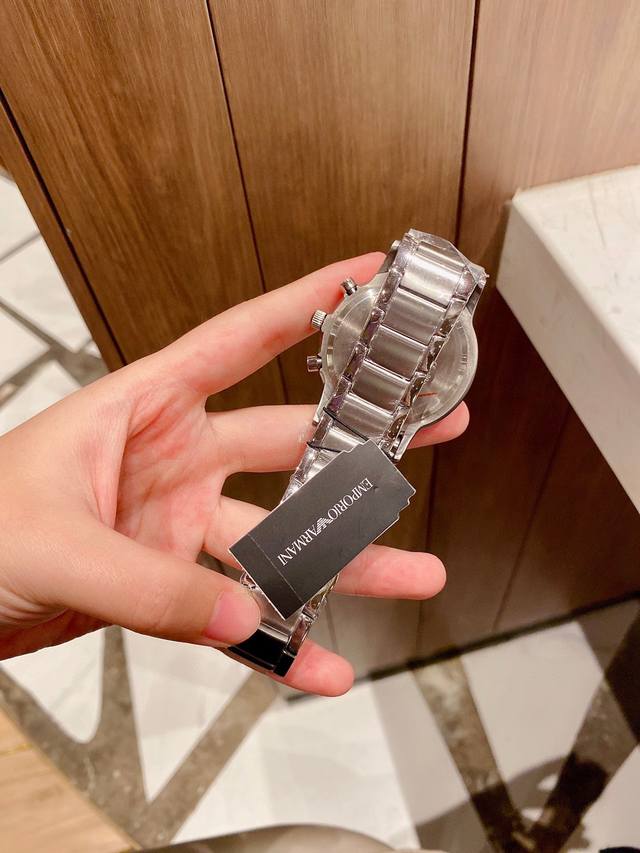 The true original Armani Renato series details can be seen in the high-quality and fashionable men's watch, the noble Iron Prince, with a deep and elegant black large dial and three eye multifunctional business quartz watch. The dial diameter is 43mm