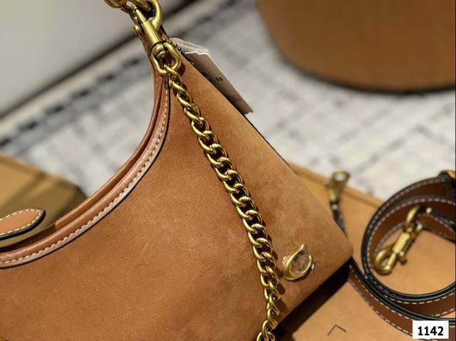 Paired with the new Kouchi armpit bag, the spicy girl style is also too cool. The new product is so beautiful, and the new bag shape is great for carrying. It's really cool. Family size: 25 15: