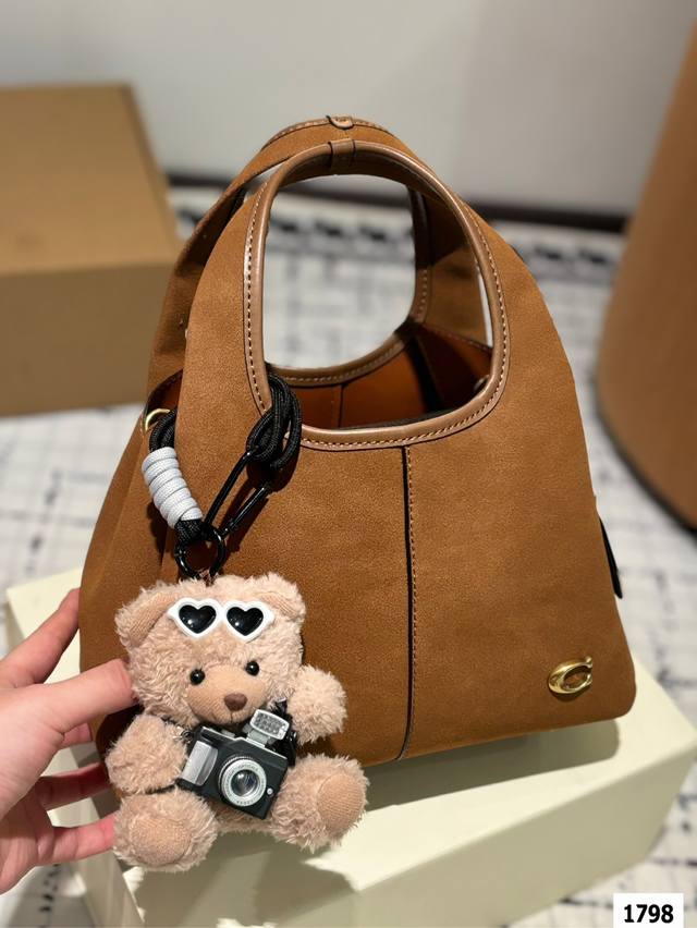 The gift box packaging of Coach's new Lana basket is really versatile! Both handheld and crossbody are suitable for comfort, with a perfect score. The entire bag only has a simple metal small C logo, which is simple yet low-key. The whole body is mad