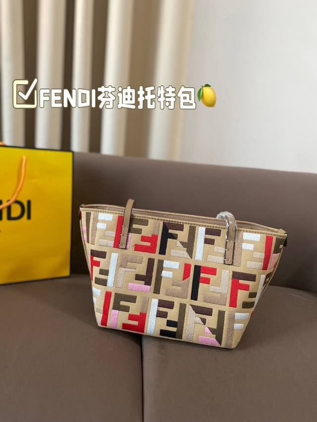 Paired with a folding box, the Fendi Tote effortlessly embodies retro fashion. The bag is spacious, simple yet not simple, and does not require excessive decoration. When paired with suits and t-shirts in daily life, it can fully reflect the sense of