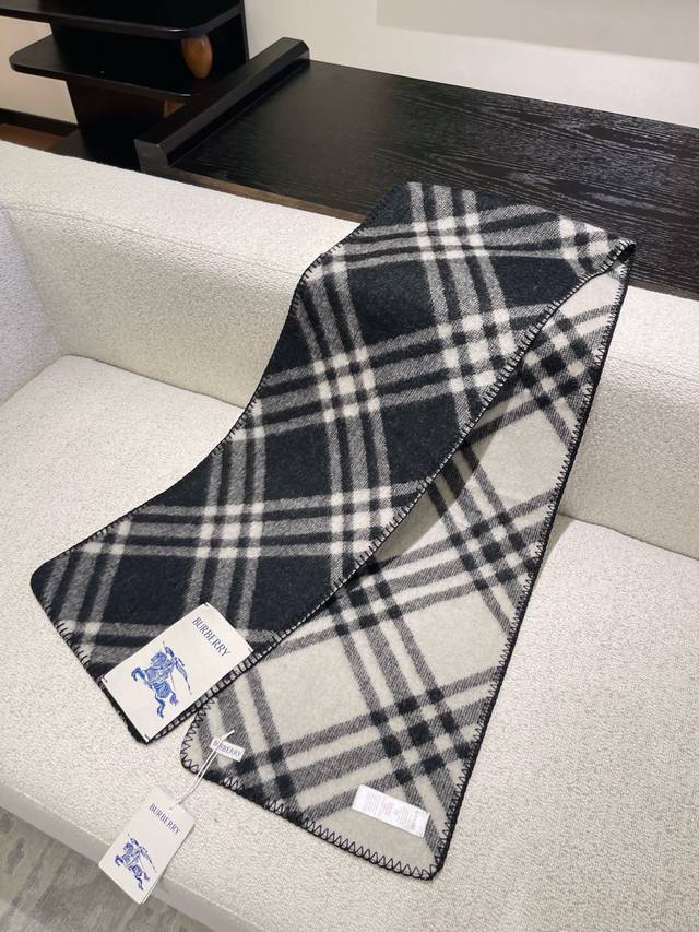 Gift box+5 Burberry plaid scarf is really amazing! Fashionable, unique, and warm with a perfect concave design to create an atmosphere. Don't miss out if you love personalized fashion! 100% sheep wool soft touch
