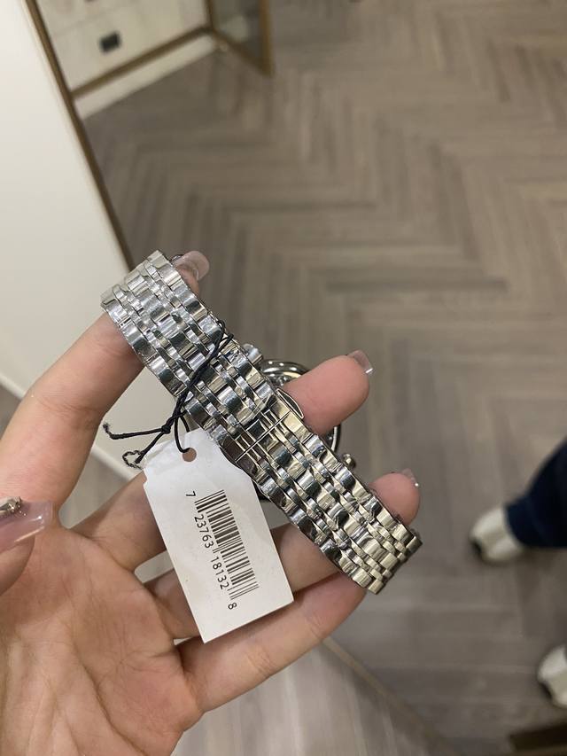 High quality Armani Starry Sky women's watch, I think girls all like this bling bling watch. Men's tickets, husbands should buy one for their girlfriends! Long out of stock. Pictures cannot capture the beauty of real objects, but real objects are rea