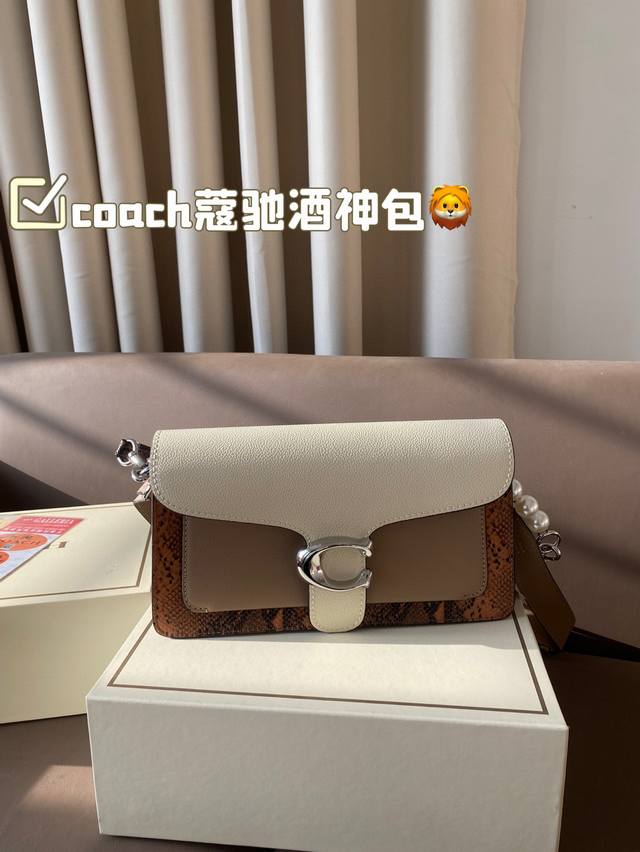 The color matching of Coach Coach's Wine God Bag this time is simply a fairy color scheme! High in appearance and versatile, suitable for both handheld and crossbody use, this is the Coach Wine God! Cute and able to pretend! Handheld crossbody looks