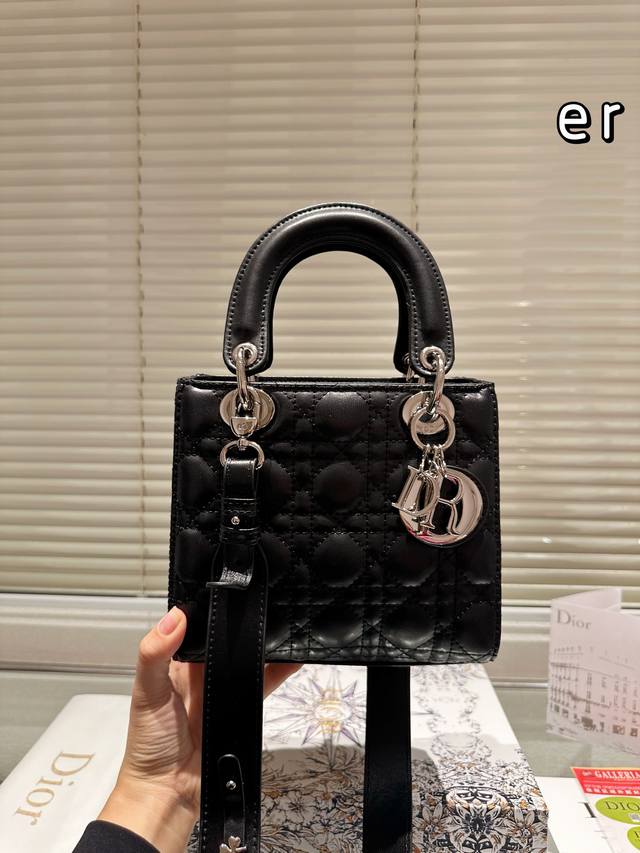 The Dior Concubine Bag Lady comes with a sheep tendon inside and is carefully crafted in sheepskin leather for a medium size design. It is paired with detachable chain shoulder straps and adjustable leather shoulder straps, making it an ideal choice