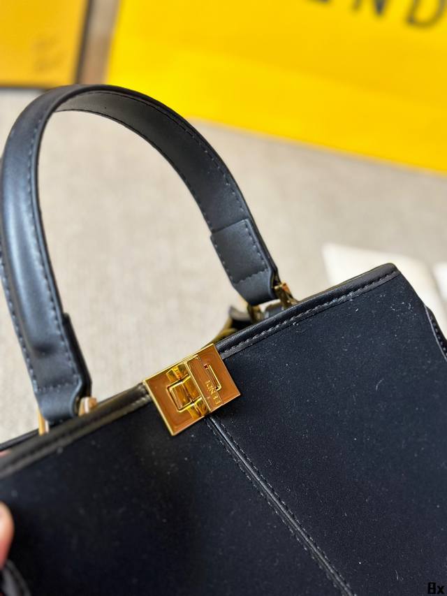 The explosion of cowhide version hits Fendi X-Lite Peekaboo series handbags. The all-new Peekaboo X-Iite handbag series, born on the 10th anniversary! Abandoning the classic horizontal: