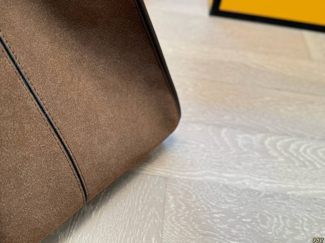 The Fendi tote bag is full of texture and easily interprets retro fashion. The bag shape is quite wide, simple but not simple, and does not require too much decoration. When paired with suits and t-shirts in daily life, it can fully reflect the sense