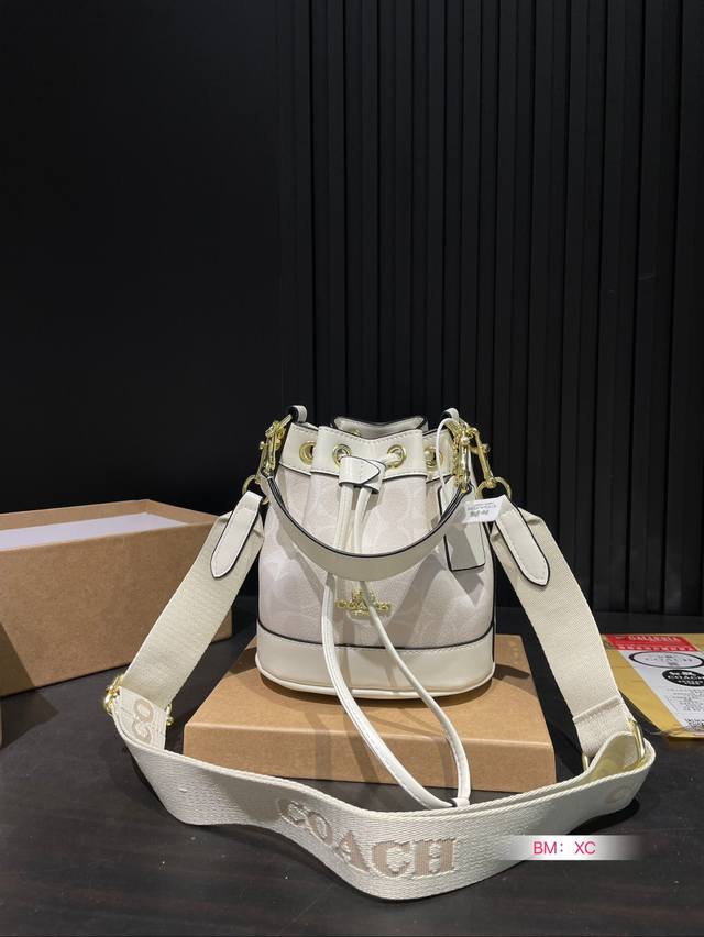 Recommended new box accessories: Coach Coach counter's new dempsey series mini bucket bag! Synchronized updates for counters! Can be carried by hand or shoulder and back~Super great effect on the upper body! Original vintage fabric paired with cowhid
