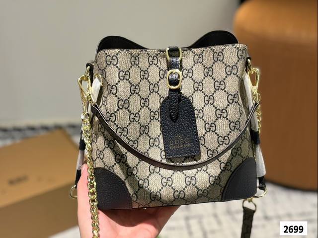 Gift box packaging Gucci Emblem series Tote new product launch, storage party big love big bag with compartments. The new emblem is launched, which is a relatively large tote with adjustable shoulder straps on both sides and a classic lining: