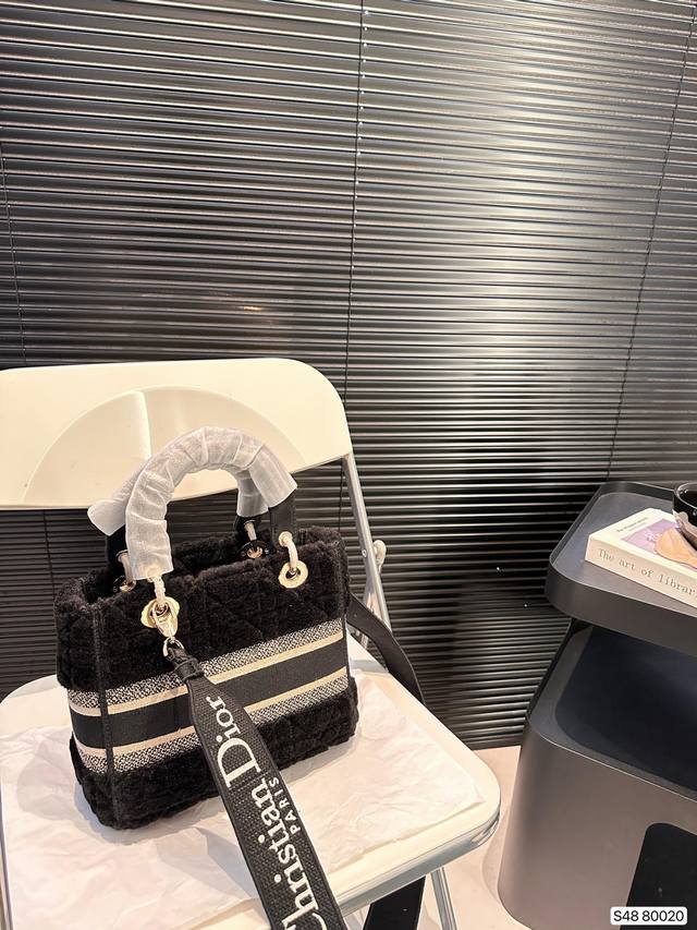 Dior's top of the line original lambhair Diana bag, Dior's new Lady D Lite series, exquisite craftsmanship, perfect color matching, overall fashion and retro, high-end and romantic. The handle and street junction are decorated with light: