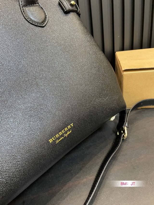 Burberry tote bag, new tote bag! Side suction mode allows for carrying while carrying a long shoulder strap, which can be worn diagonally or on one shoulder! Size: 33 25