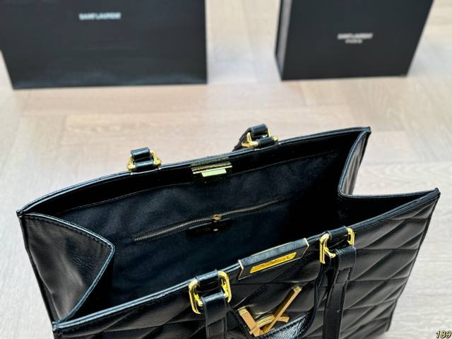 Saint Laurent YSL handbag tote bag is lazy, casual and easy to carry, full of surprises on the upper body. A size 40 28
