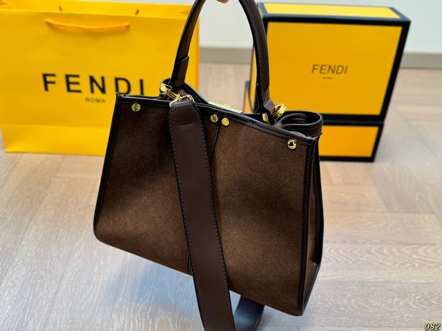 The Fendi tote bag is full of texture and easily interprets retro fashion. The bag shape is quite wide, simple but not simple, and does not require too much decoration. When paired with suits and t-shirts in daily life, it can fully reflect the sense
