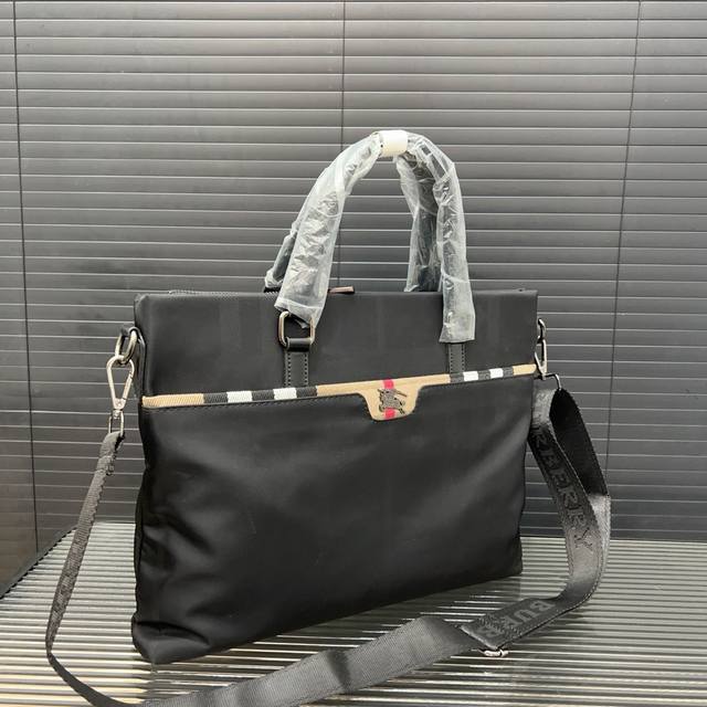 Burberry canvas men's handbag, handbag, computer bag, exquisite inlay craftsmanship, classic and versatile, photographed in the original factory fabric 28 X 38 Cm