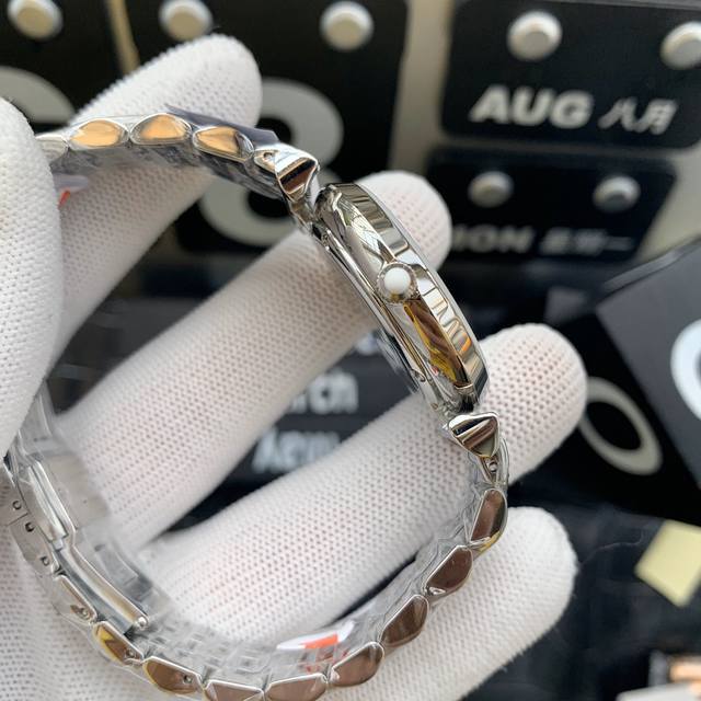 The original Armani Starry Sky women's watch model ar1926 features a gold and Ar1925 silver dial with a diameter of 32mm and a 316 stainless steel strap. Armani Starry Sky's diamonds are made of imported Swarovski crystal diamonds, including regular