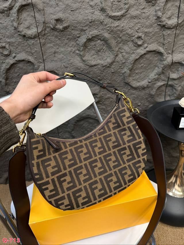 Paired with a folding box, the new Fendi Pea Crescent Underarm Bag is really beautiful. The color scheme is particularly high-end and the dense material is cowhide, which is very durable. The metal Fendi logo at the bottom has a unique texture! Size