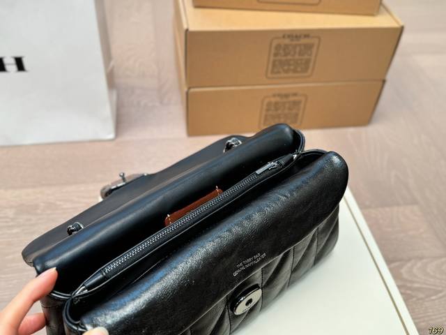 The large folding box of the Coach Tabby wine god bag is not only practical and versatile, but also very distinctive and attractive. I really love this simple and easy to carry bag. It can be easily carried on the back, and both practicality and beau